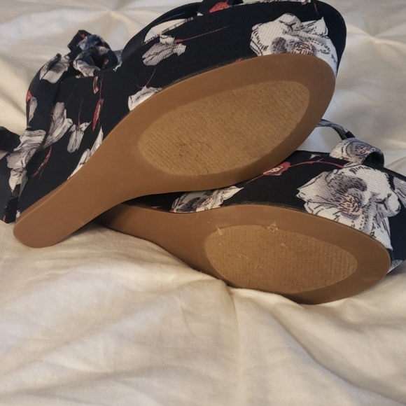 Brand new tie up floral wedges - Picture 5 of 7